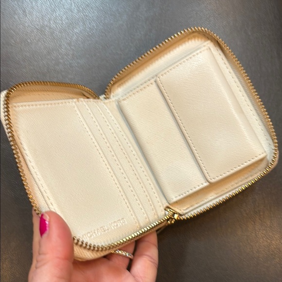 Michael Kors wallet - Picture 3 of 11